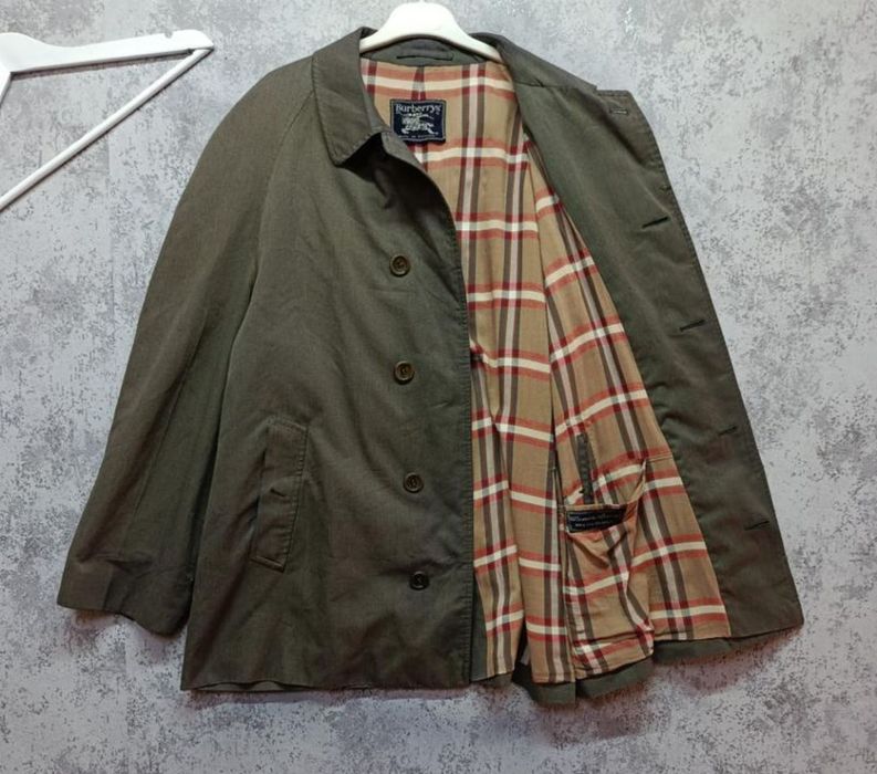 Плащ від бренду Burberry