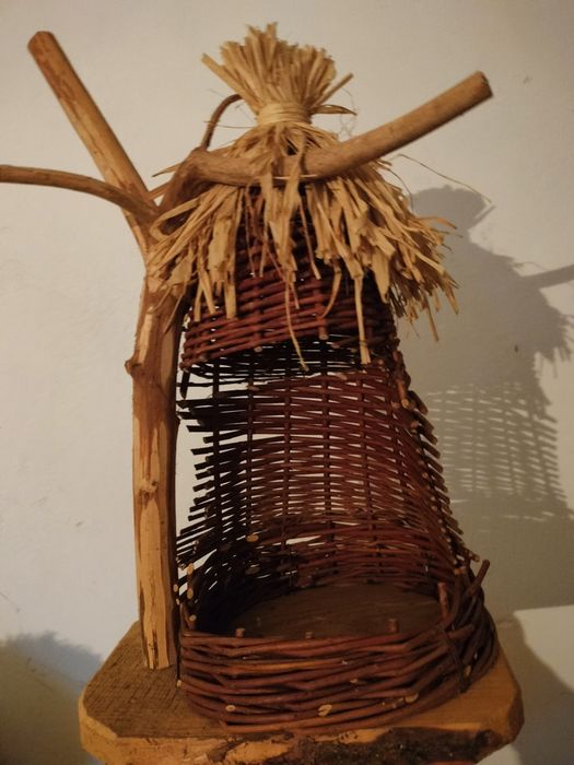 Karmnik dla ptaszków wiklina z drewnem