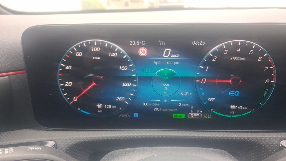 Mercedes A250E AMG Line com 18200km
