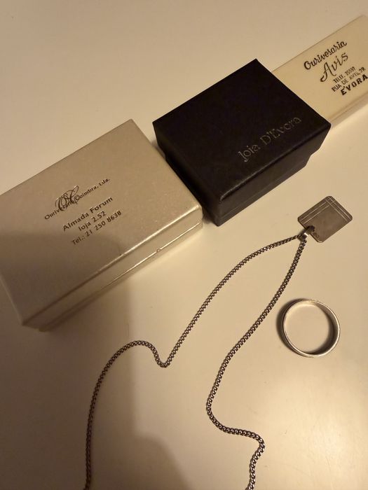 Fios de prata e anel de prata entre outros