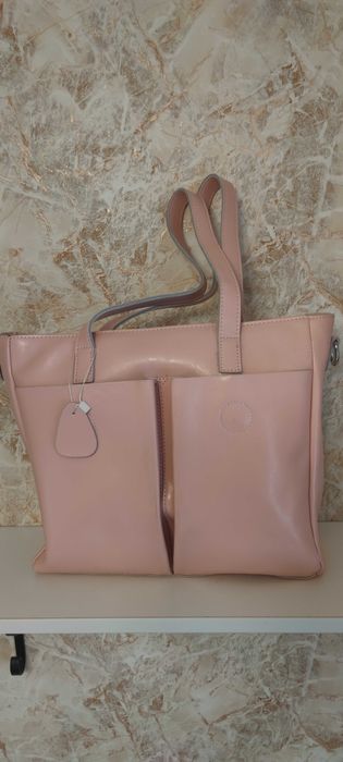 Світлорожевий шкіряний шопер.