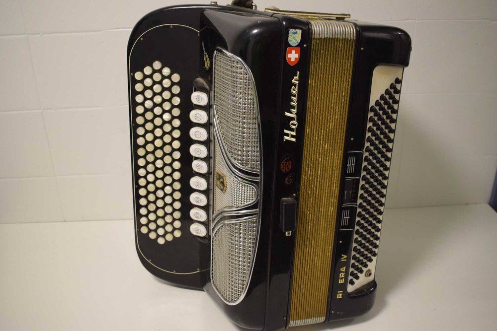 Acordeao Hohner riveira VI 4 Voz. N 246