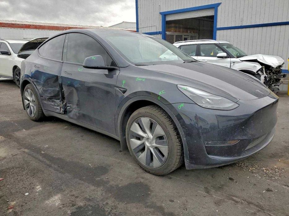 Tesla Model Y 2024