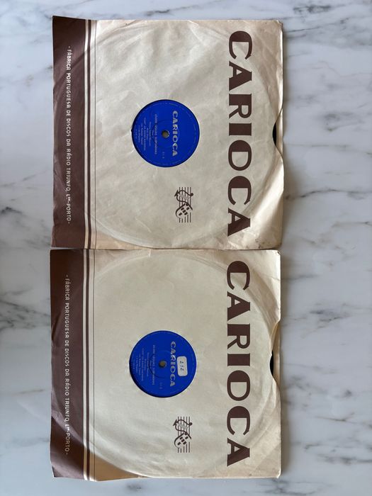 Grafonola antiga com 24 discos