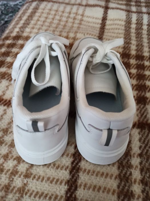 Кросівки шкіряні 38 розмір