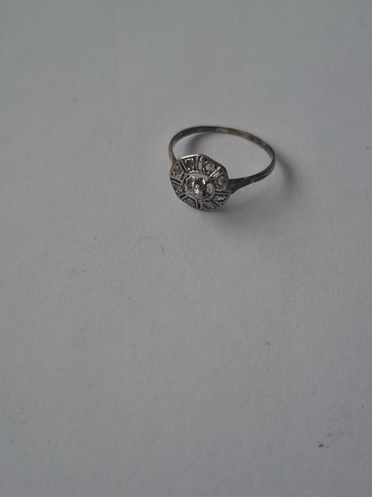Piersionek z białego złota z diamentami