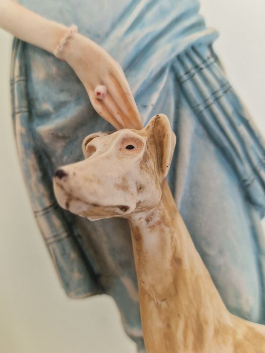 Escultura Art Déco Dama com Galgo – Assinada – 42 cm / 4,74 kg