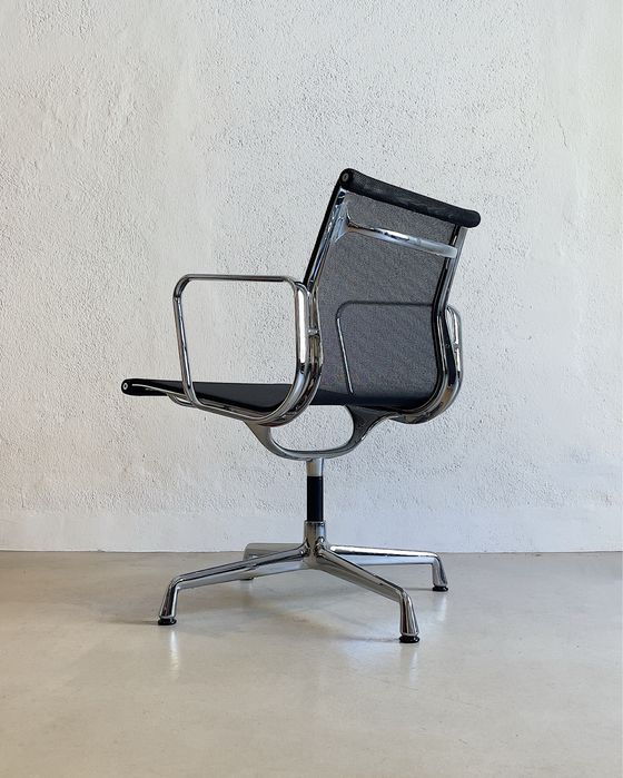 Cadeiras Eames EA 104 da Vitra
