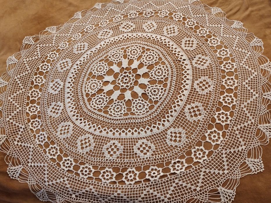 Biały obrus ręcznie wykonany