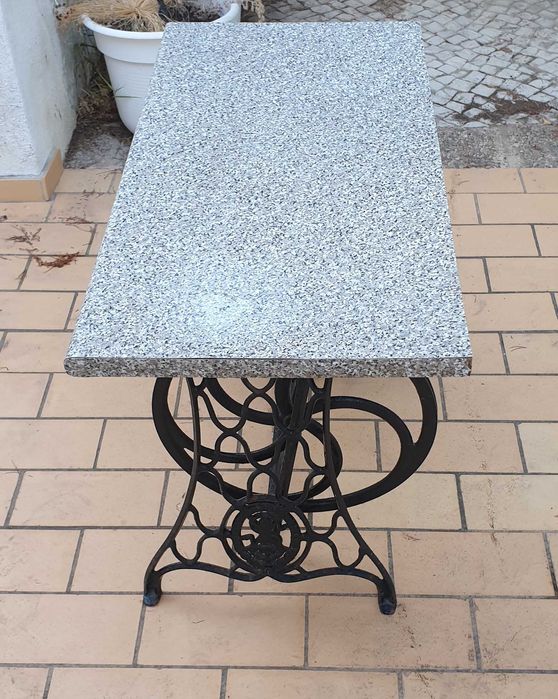 Mesa com base de máquina de costura Singer antiga