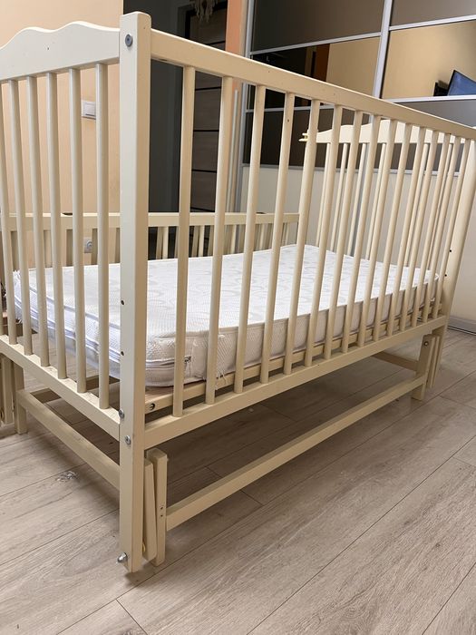Дитяче дерев’яне ліжечко з маятником + матрац 120×60 см