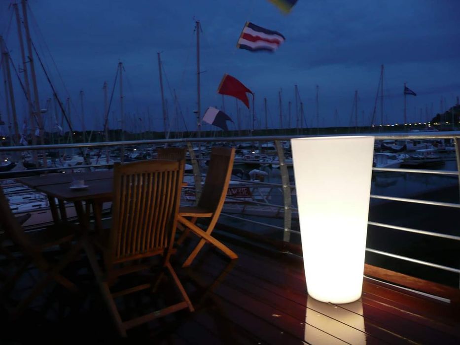 Vasos e floreiras com iluminação