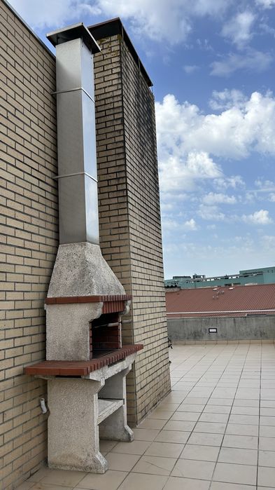 Churrasqueira de Jardim com chaminé em inox já desmontada, em bom estado de conservação
