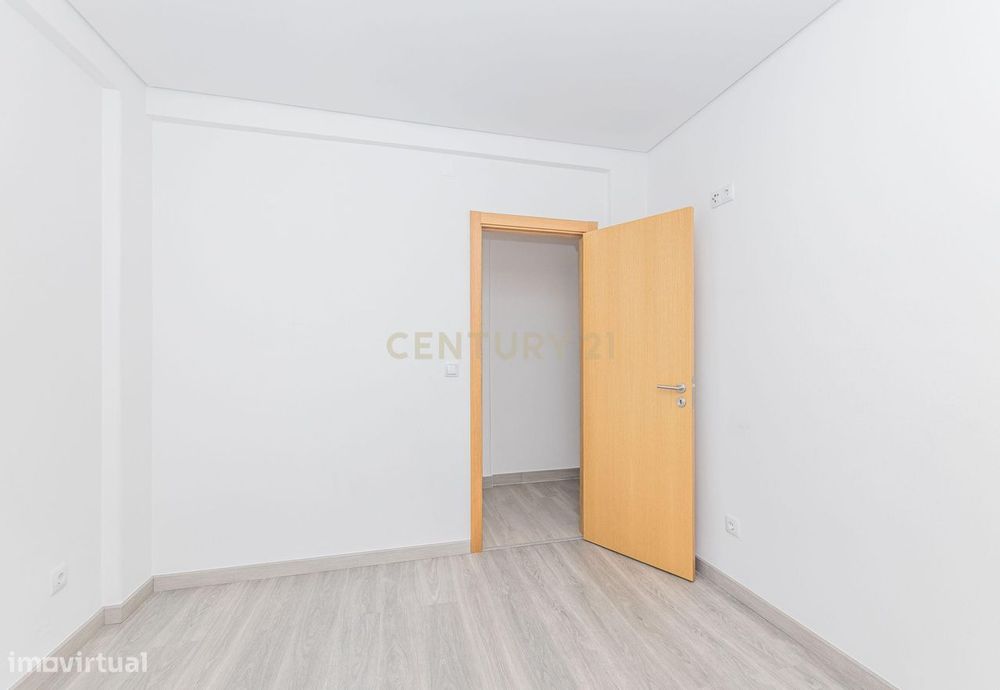 T2 Totalmente Remodelado | Dafundo – Cruz Quebrada | 80 M² | Elevador