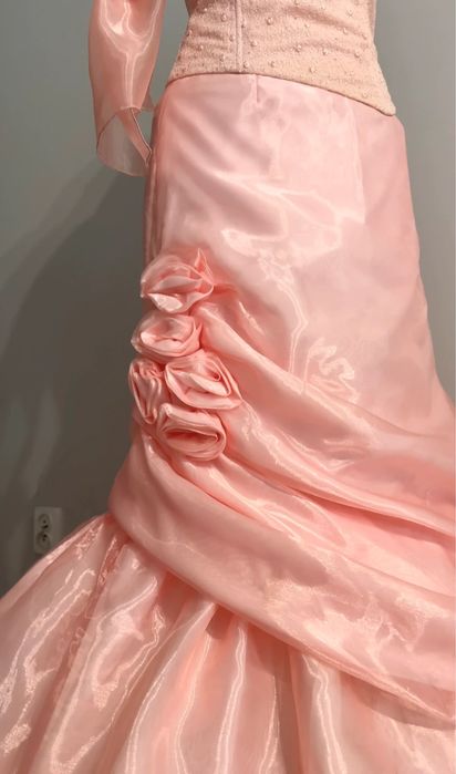 Piękna sukienka na studniówkę pudrowy róż morelowa z różą vintage