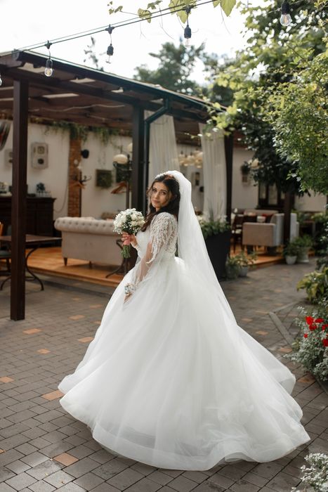 Сукня весільна пишна з шлейфом