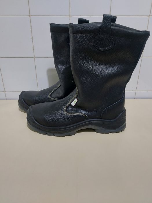 Botas pretas forradas por dentro com protecção de fibra óptica, tamanho 44