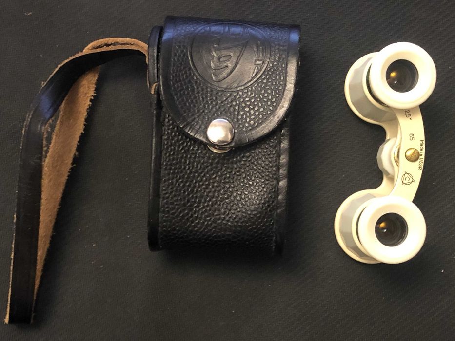 Бінокль театральний з чохлом.