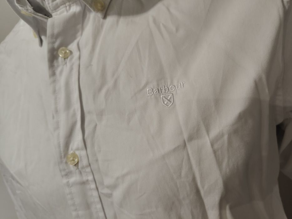 Biała koszula marki Barbour