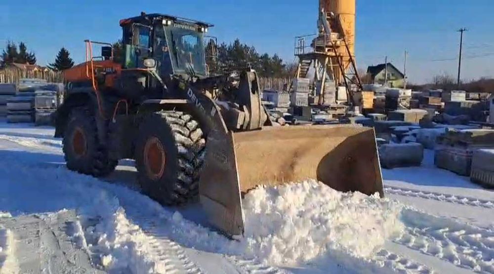 Odśnieżanie dróg parkingów dachów wywóz śniegu ręcznie i mechanicznie
