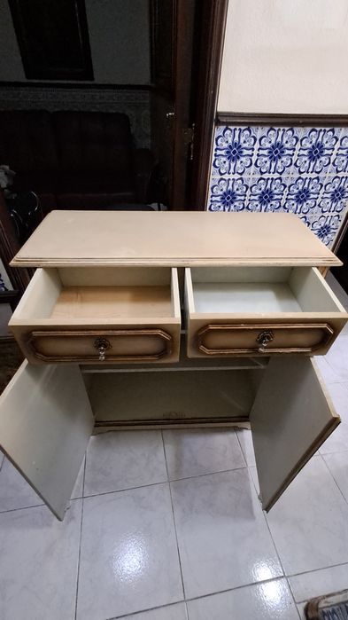 Móvel pintado a óleo