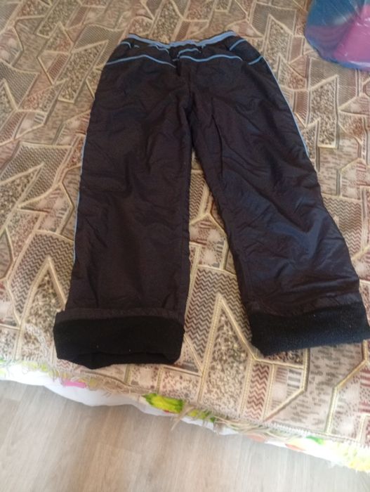 Зимние плащевые на флисе женские штаны на резинке, черные.