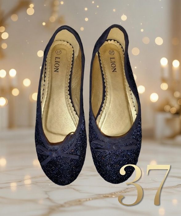 Обув: балетки сині , і босоніжки з шлепками