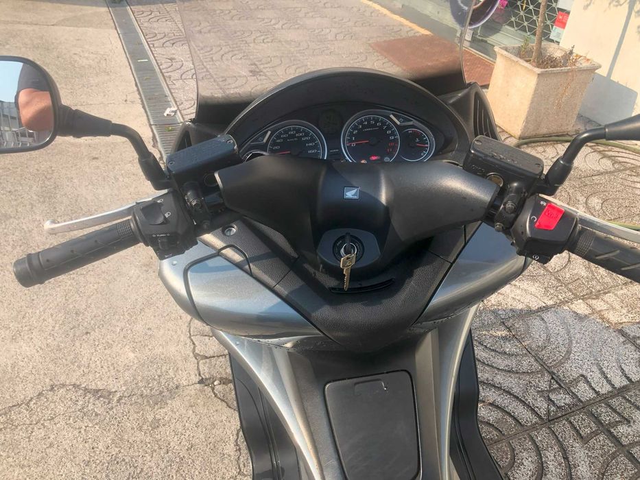 Honda  maxi-scooter SW-400  40cv e ABS