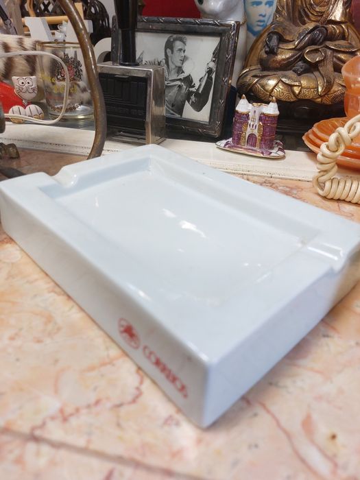 Cinzeiro em porcelana com publicidade alusiva aos ctt