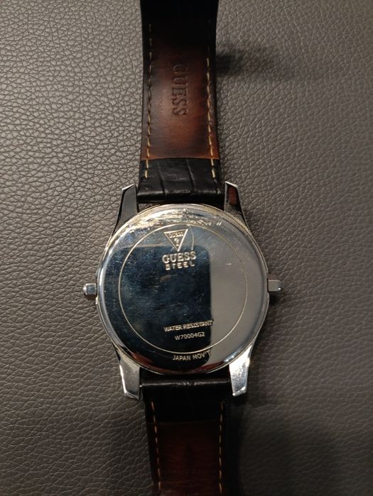Zegarek z dwoma tarczami Guess