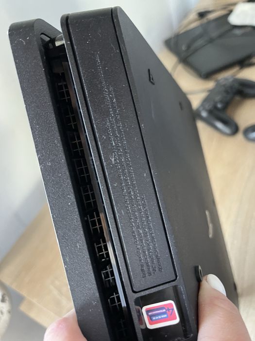 PS 4+2 джойстика, HDMI кабель, кабель для зарядки джойстиків