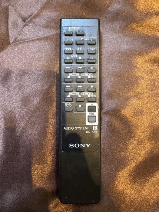 Wieża Sony trzy elementy z pilotem.