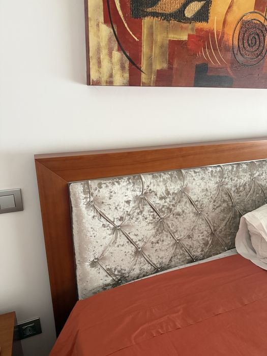Cama + duas mesas de cabeceira + colchão