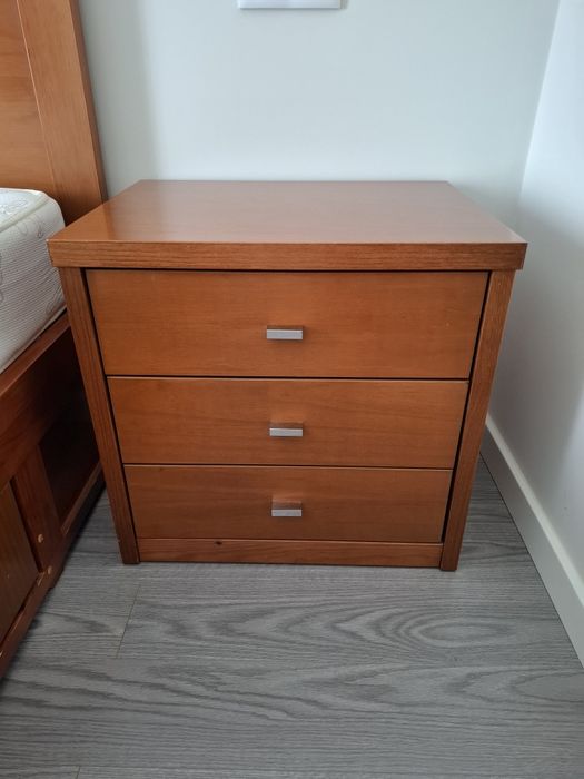 Vende-se Cama casal com arrumação, mesas cabeceira,  camiseiro