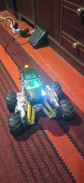 Велика цікава машинка на радіокерувонні