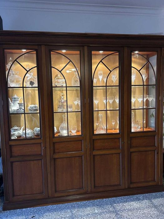 Cristaleira 4 portas em cerejeira clara e iluminada no interior