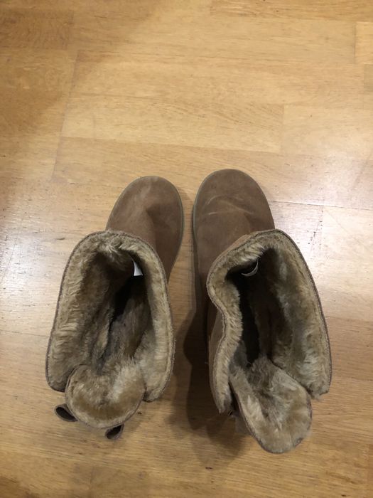 Botas com pêlo castanhas