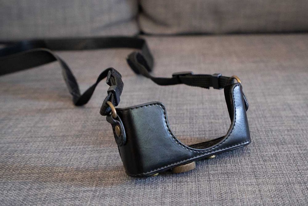 Bolsa/Capa MegaGear em Pele Preta para Sony DSC-RX100 II – Como Nova