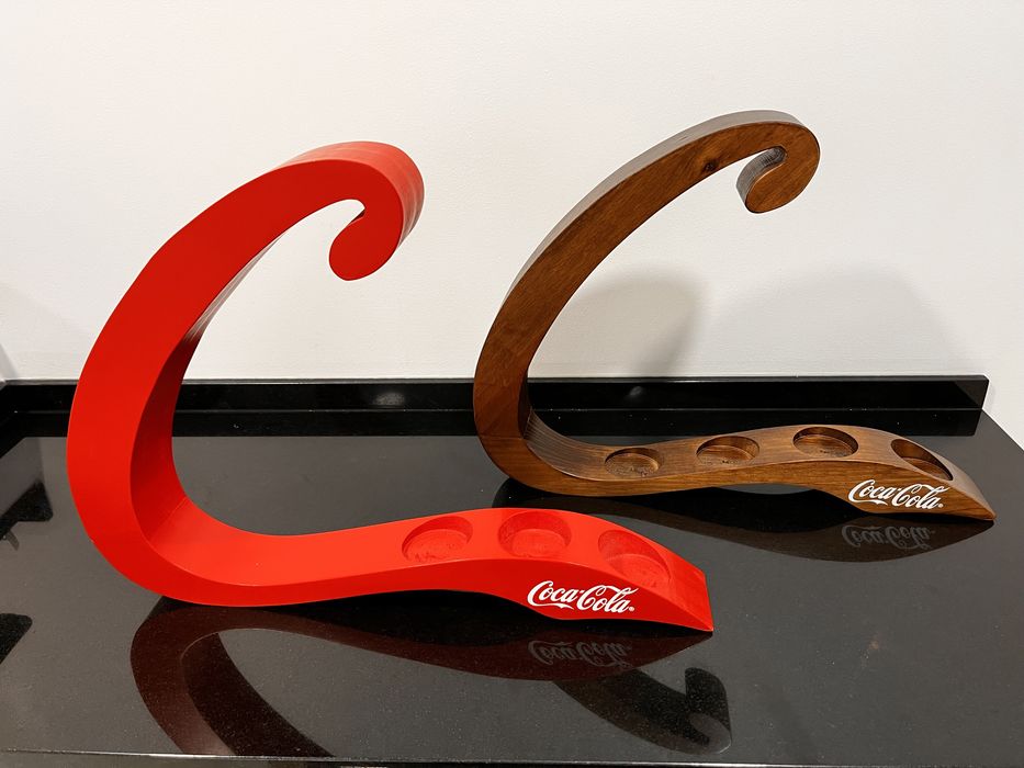 Expositor Coca-Cola suporte versao vermelho e em madeira