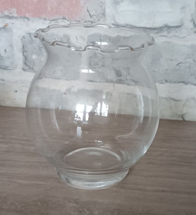 Szklany wazon z falbanką, tak zwana Falka  wysokość 13 cm