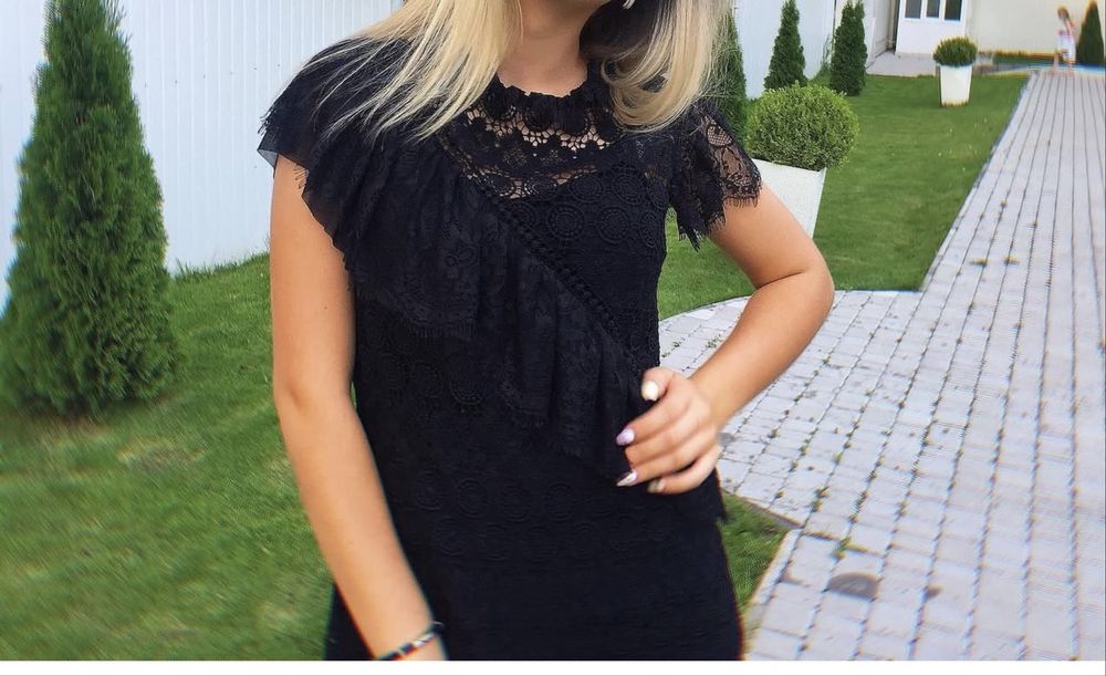 Чорна сукня з прошви