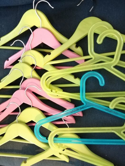 Cabides de Madeira e de Plástico- Como novos!	Roupa de criança*