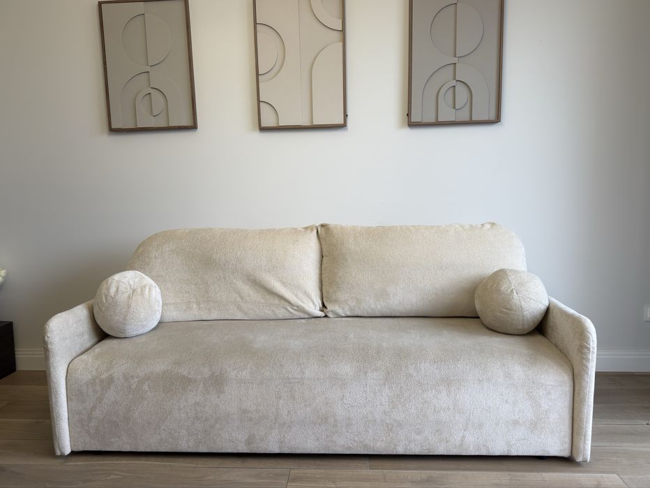 Nowoczesna kanapa wolnostojąca - sofa do salonu - w kolorze beżowym, kremowym jak NOWA!