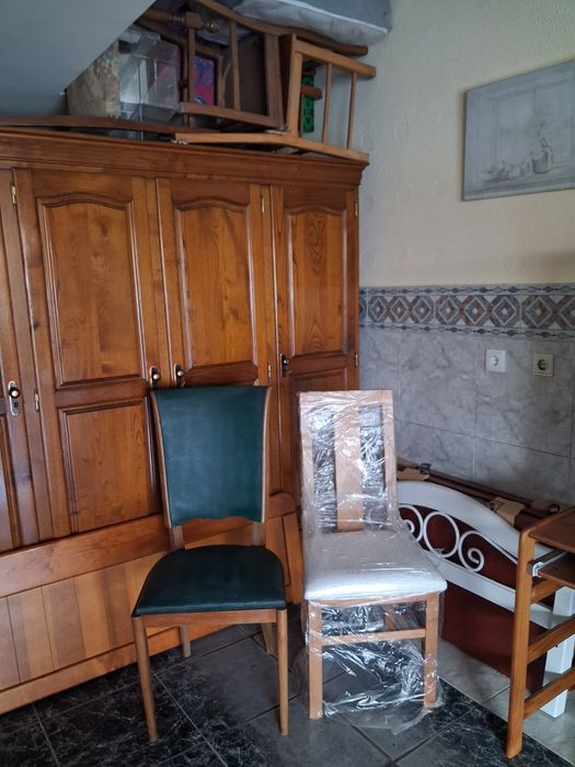 Reparação e venda de cadeiras e mesas em madeira para casa e restaurantes.