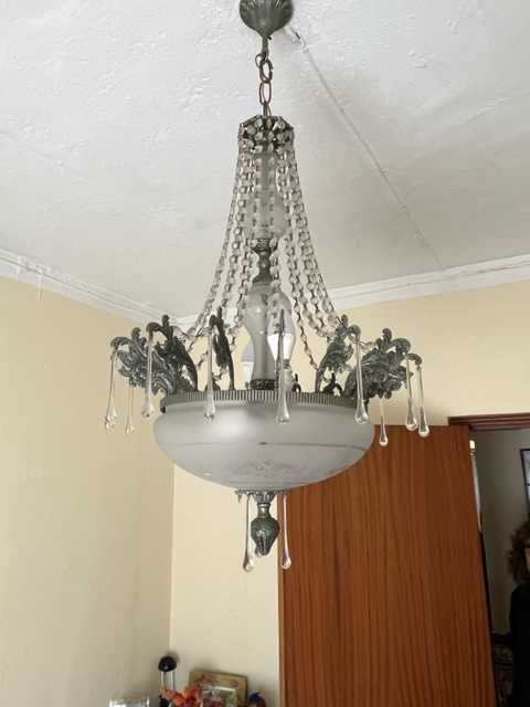 Candeeiro de teto antigo em bom estado