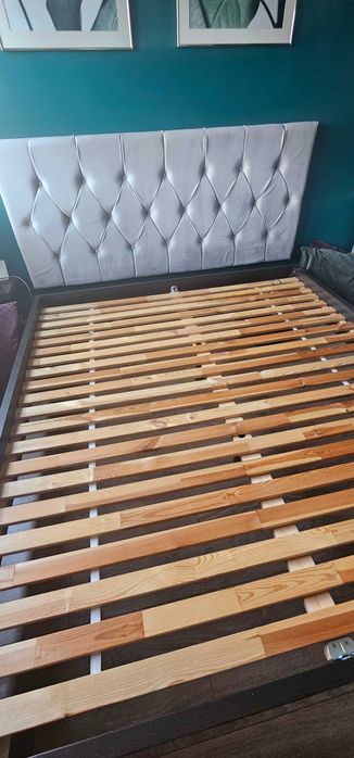 Łóżko na materac 180 x 200  z tapicerowanym szarym zagłówkiem lub bez