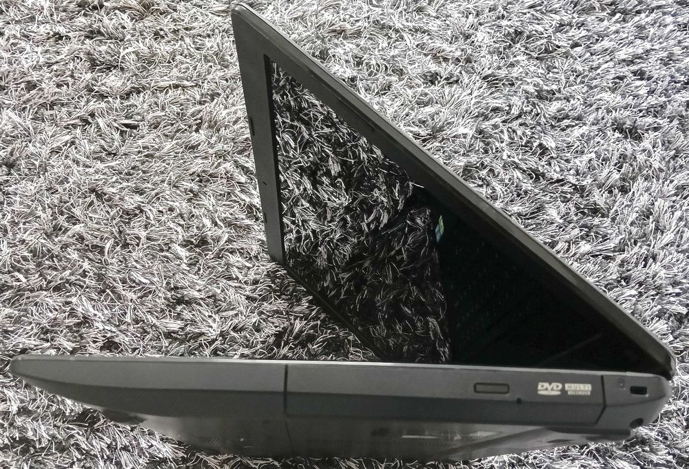 Asus R704V -17 cali - i5- GF 720M- SSD -8Gb Ram
