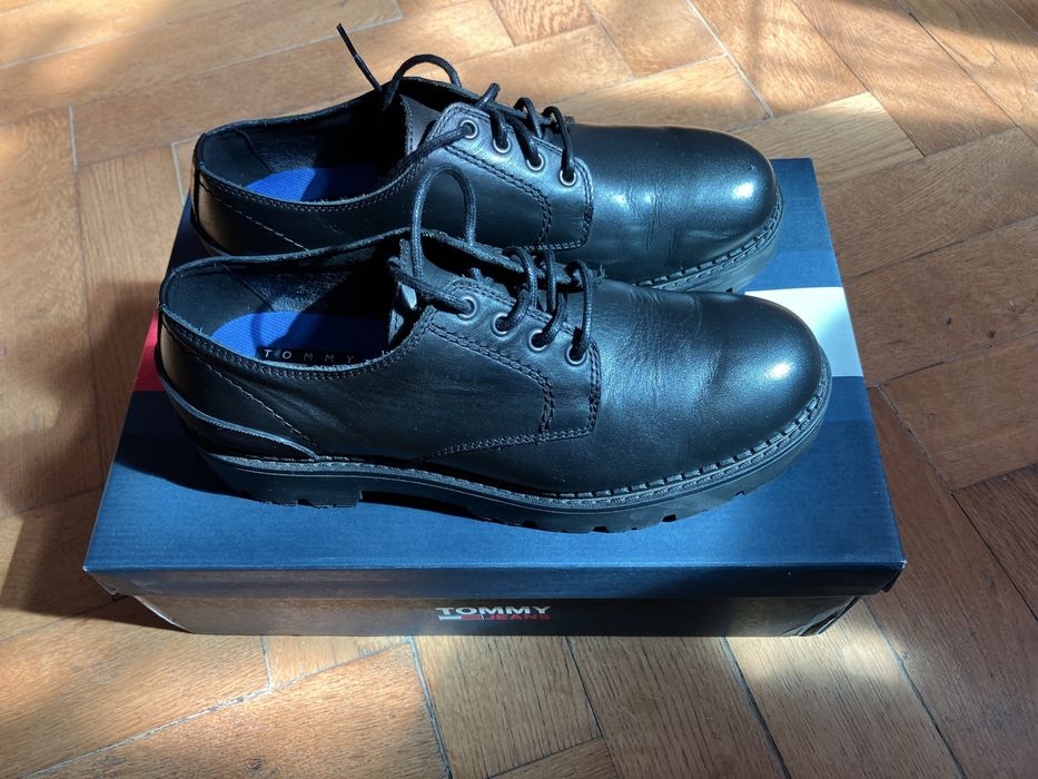Buty skórzane Tommy Hilfiger - 44