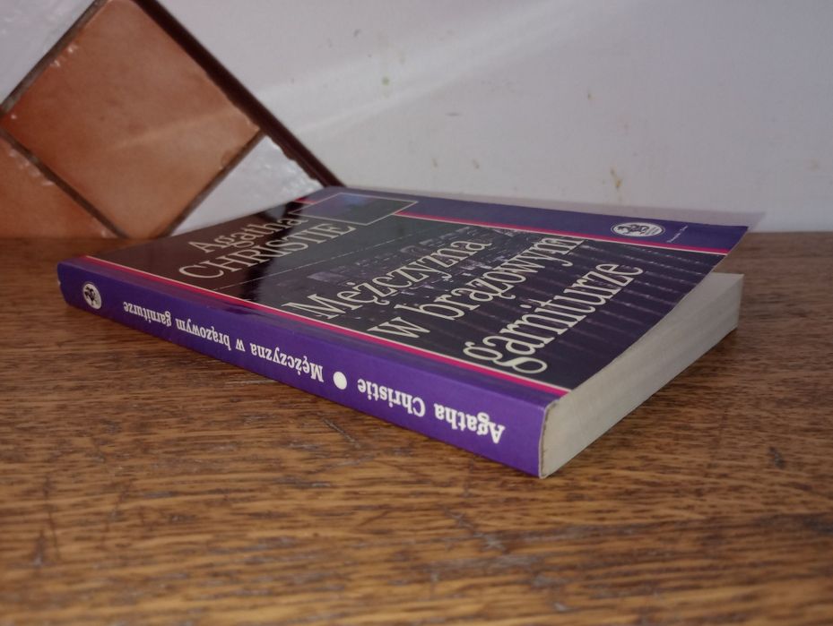 Mężczyzna w brązowym garniturze. Agatha Christie