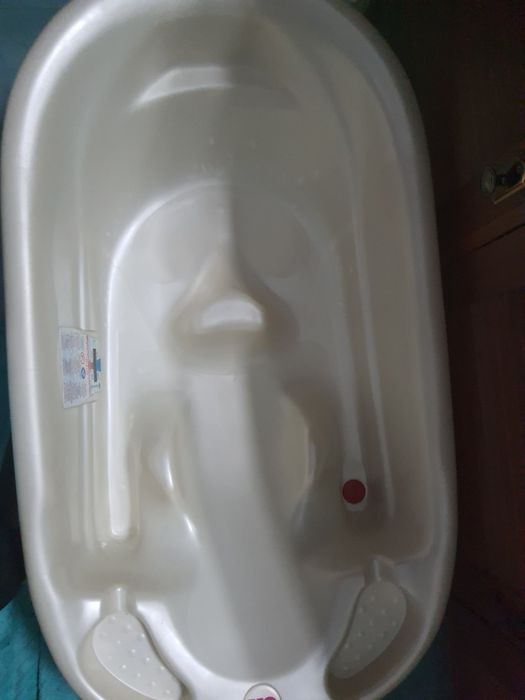 Baby bathtub with infant insert